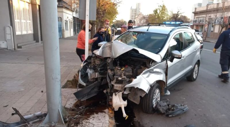 Se salvó de milagro tras chocar contra un poste en Av.Colón