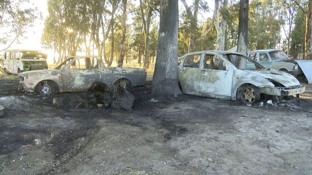 Encontraron dos vehículos incendiados