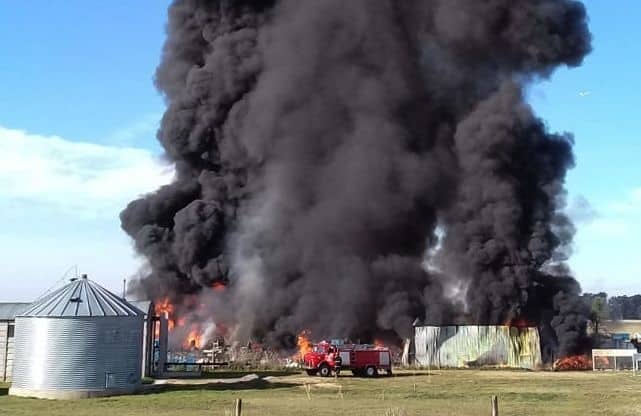 Voraz incendio en el Parque Industrial de Cnel. Suárez