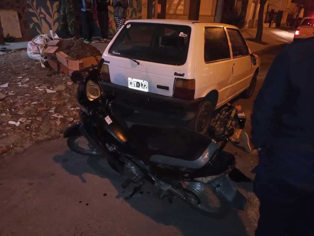 Conducía alcoholizada y chocó contra un auto estacionado