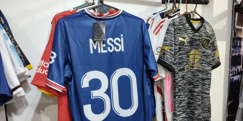 Tres Arroyos: robaron 30 camisetas del PSG de Lio Messi