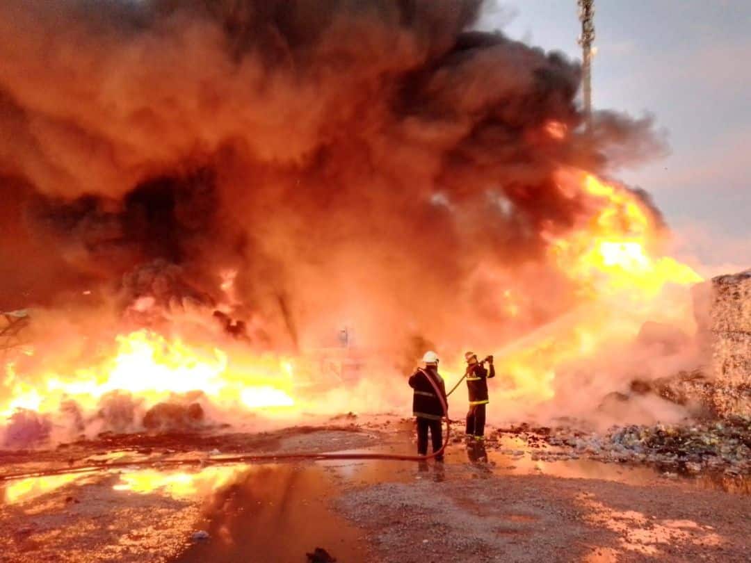 Un incendio arrasa con una papelera