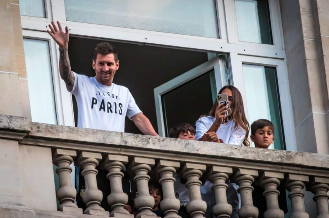 Messi le puso fin a un día agitado en París: saludó desde su habitación y Antonela grabó todo a su lado