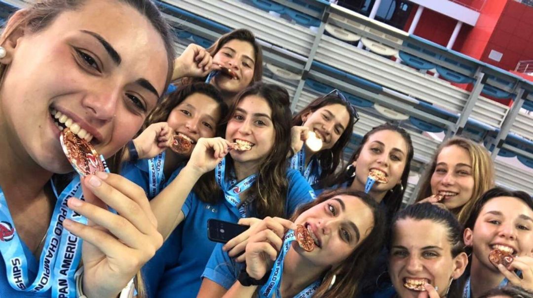 El seleccionado sub 20 de waterpolo femenino no recibió ayuda para viajar al mundial y sus jugadoras rifan la ropa de entrenamiento