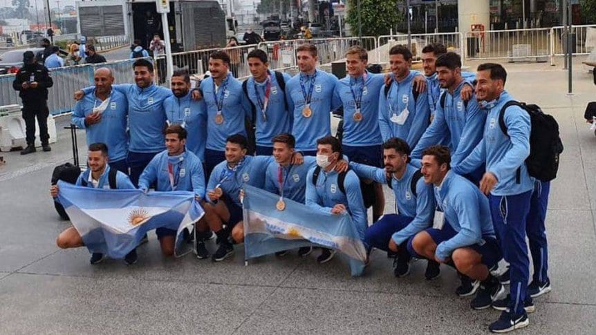 Los Pumas con el bahiense Álvarez Fourcade llegaron a la Argentina tras el bronce en Tokio