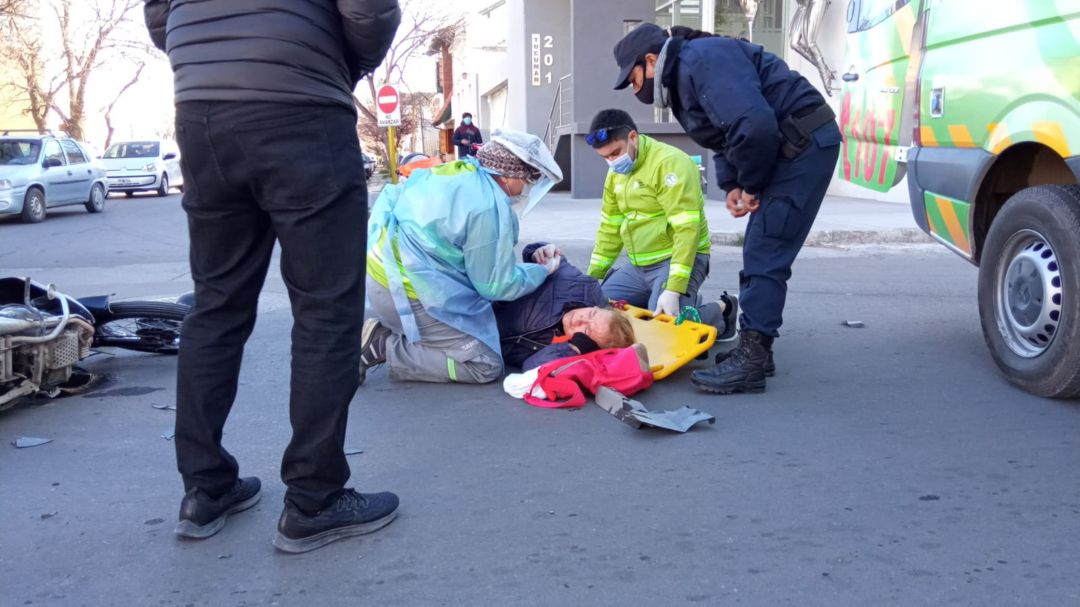 Una motociclista sufrió fuertes golpes al ser atropellada por un auto