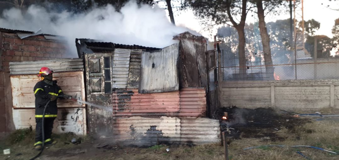 Se prendió fuego una precaria vivienda