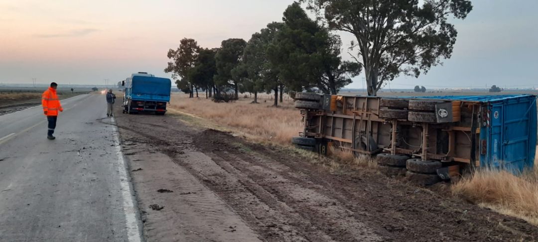 Un camión bajó a la banquina y volcó