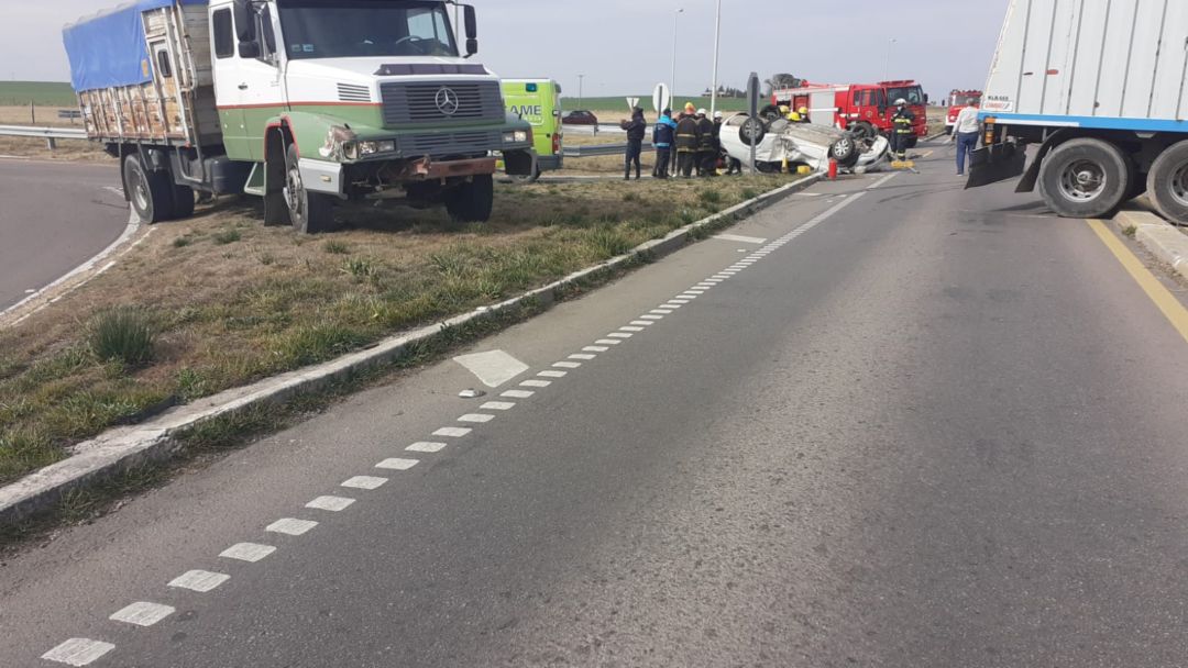 Accidente en la ruta 33: un auto fue embestido por un camión