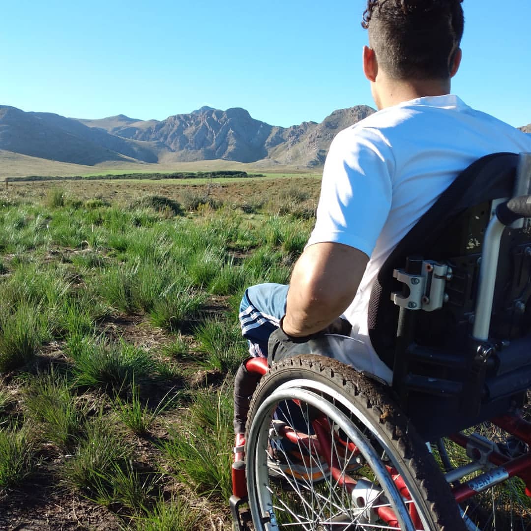 Busca ser el primero en ascender al cerro Tres Picos, en silla de ruedas