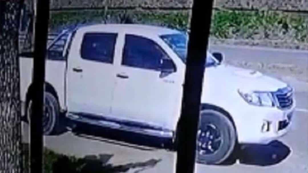 Escalofriante video: un nene se sentó delante de una camioneta, el conductor no lo vio y lo pasó por encima