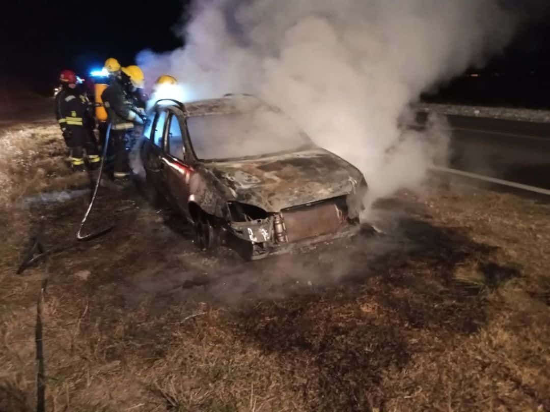 Las llamas consumieron un auto