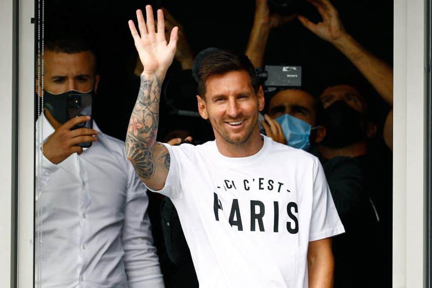 Lionel Messi ya está en París para firmar con el PSG: con euforia y cantitos, los hinchas coparon el aeropuerto