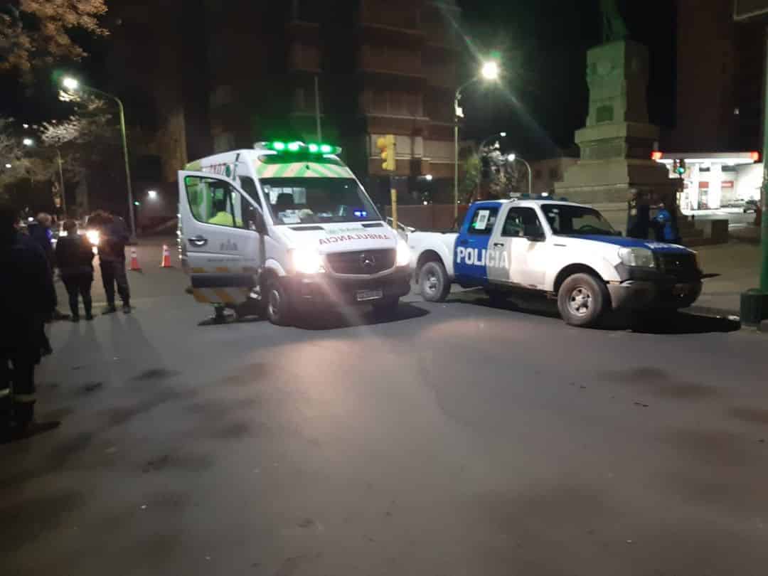 Un mujer atropelló a dos policías y huyó