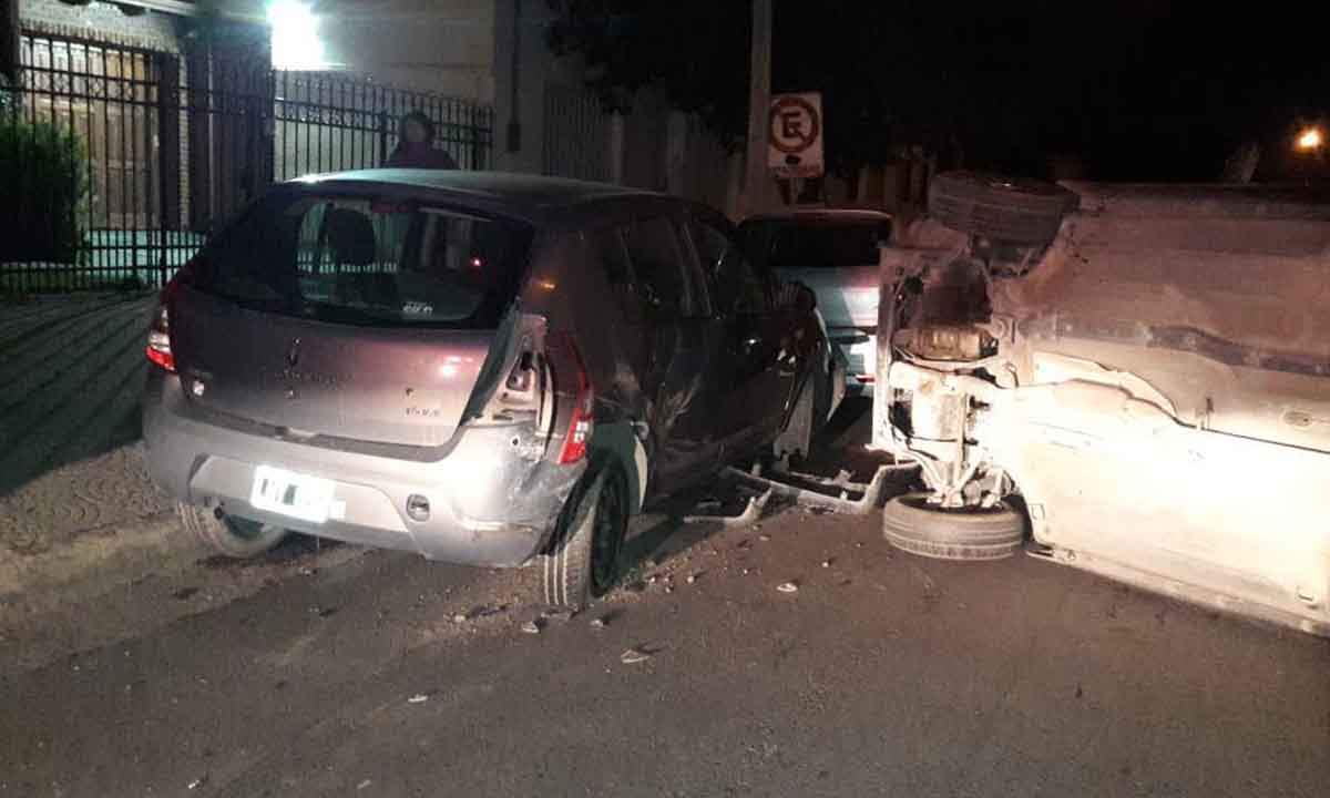 Estaba borracho, chocó autos estacionados y terminó volcando