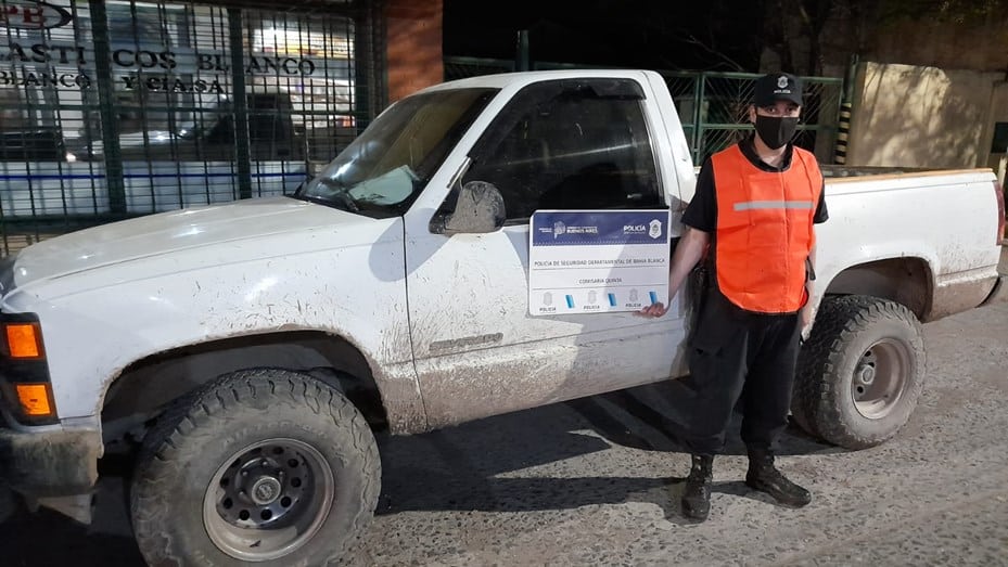 Colisionó contra unas viviendas, chocó a un hombre y se fugó