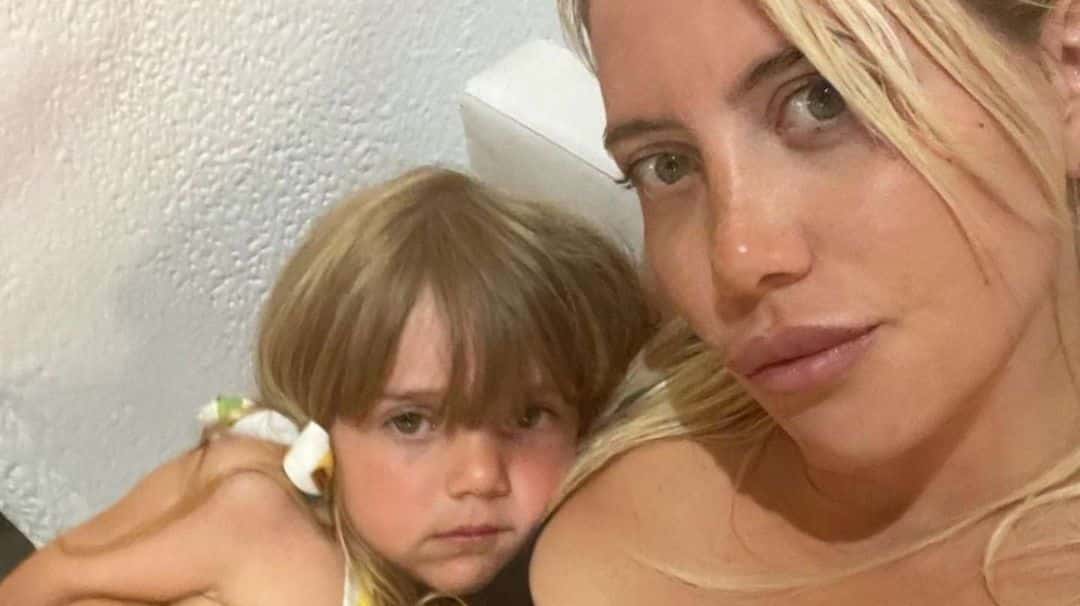 Wanda Nara besó en la boca a su hija Isabella y generó polémica en las redes