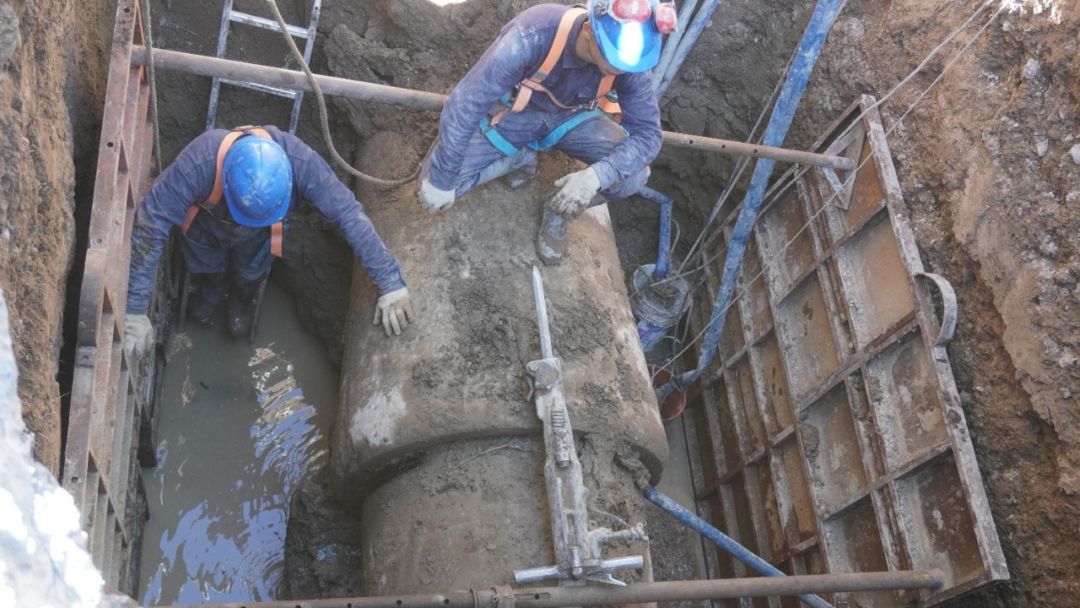 Sigue la reparación del acueducto de calle Brandsen