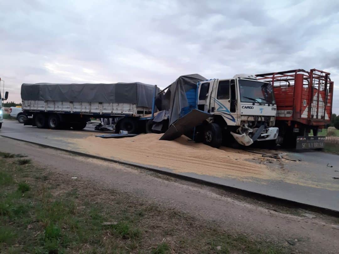 Choque de camiones en el camino circunvalación