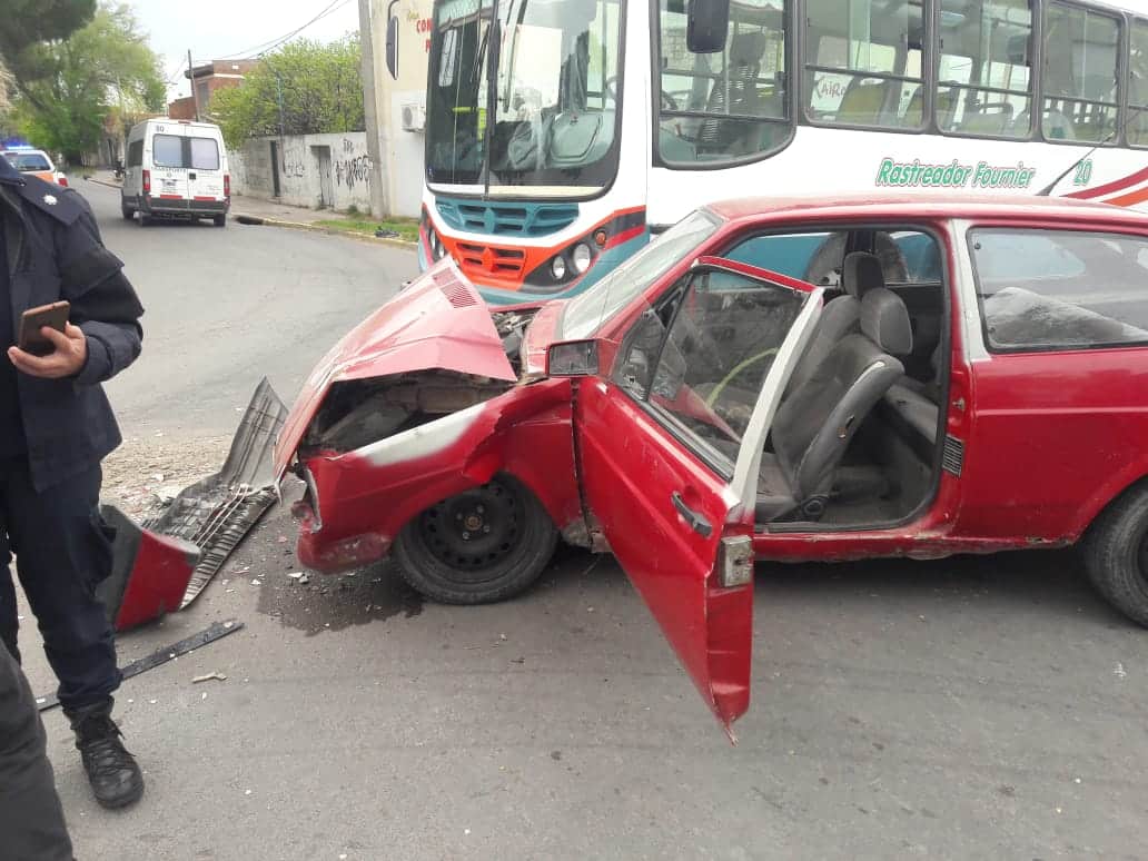 Le duro solo 500 metros: compró un “usadito” y lo destruyó chocando con un colectivo