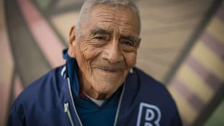 Un abuelo se recibió de ingeniero a los 84 años y sus fotos recorrieron el mundo