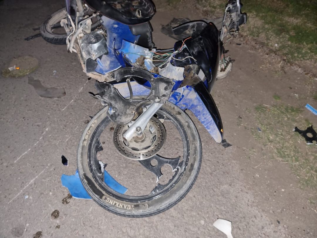 Un chico de 15 años hospitalizado tras chocar con su moto