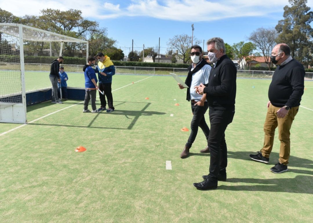 El intendente entregó un subsidio a la Asociación Bahiense de Hockey