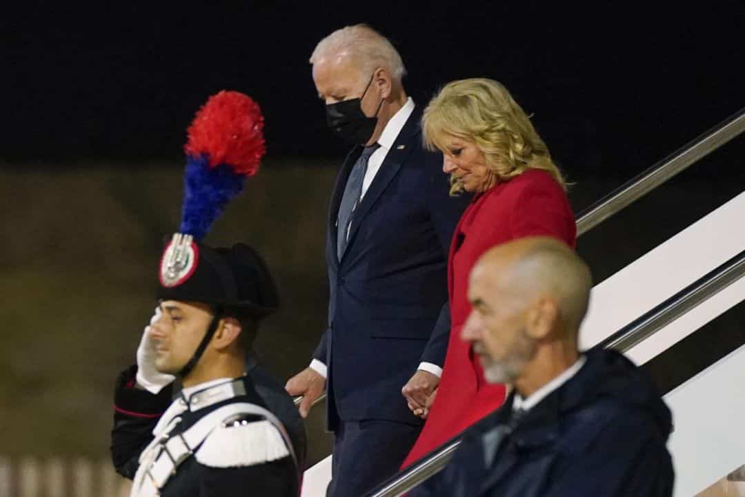 El papa Francisco recibe a Joe Biden antes del arranque de la cumbre del G20