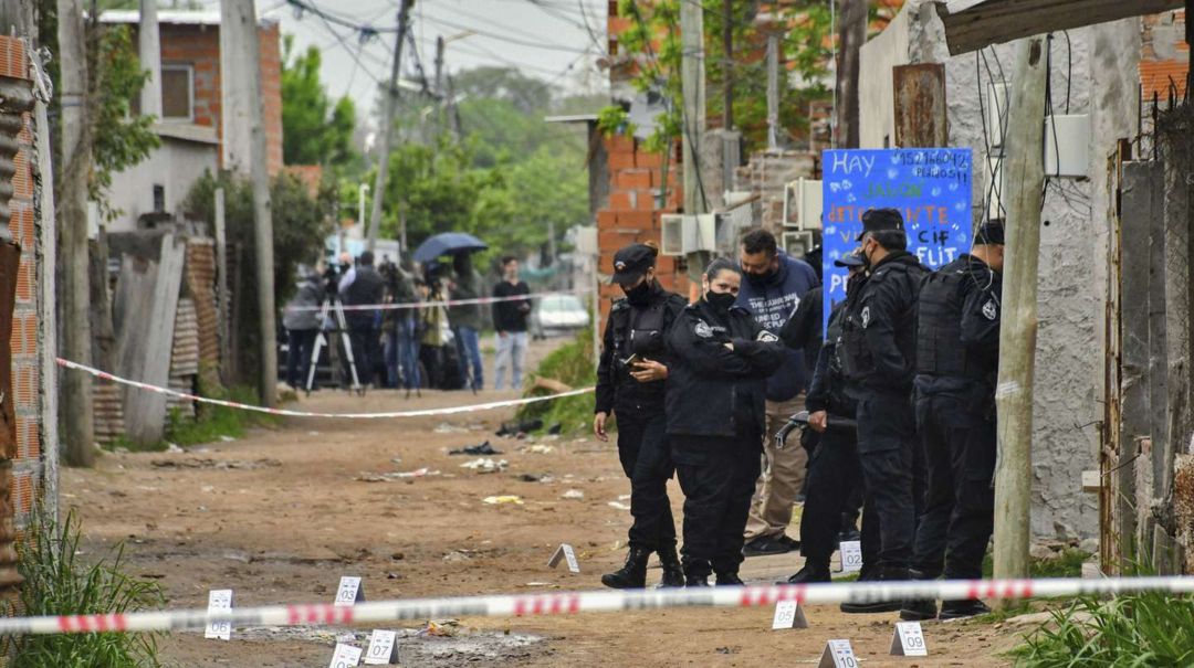 Un hombre en silla de ruedas fue asesinado de 32 tiros en Rosario: entraron a su casa a mazazos