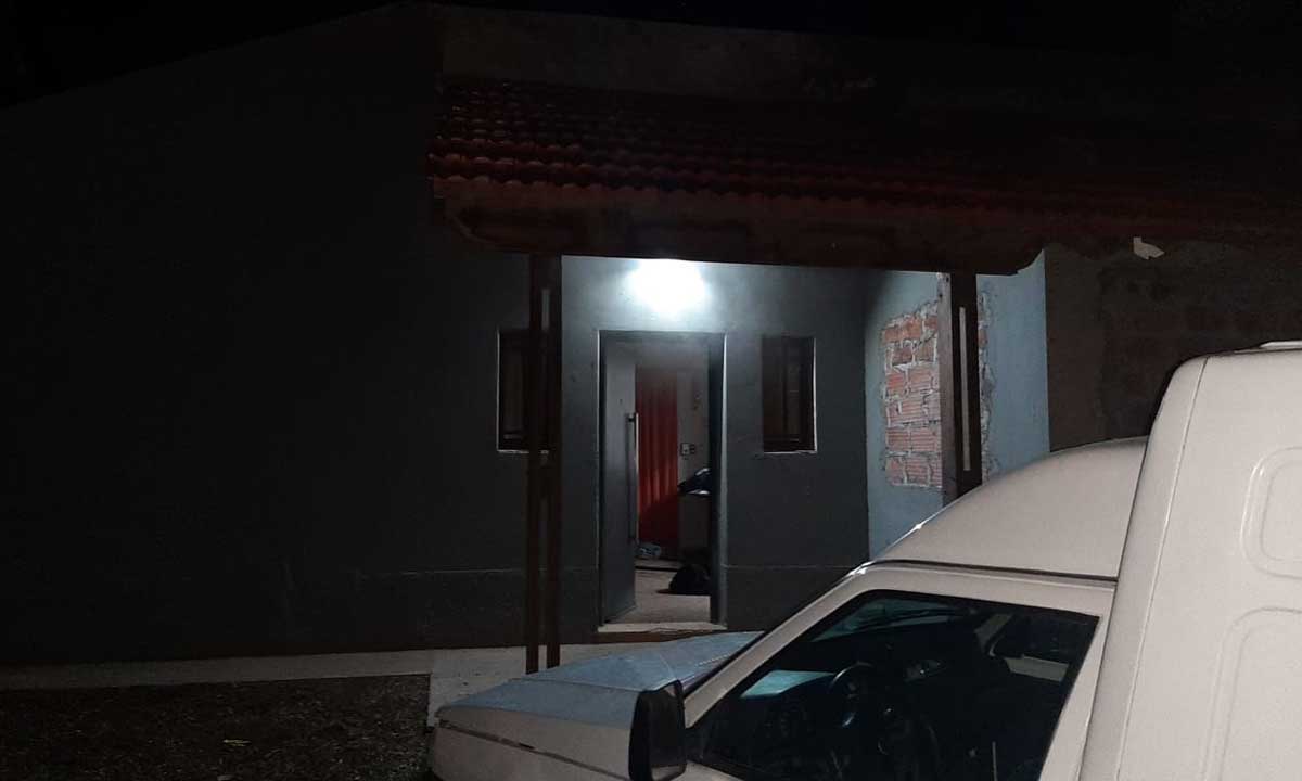 Dejaron brasas mal apagadas y se les prendió fuego el quincho de la casa