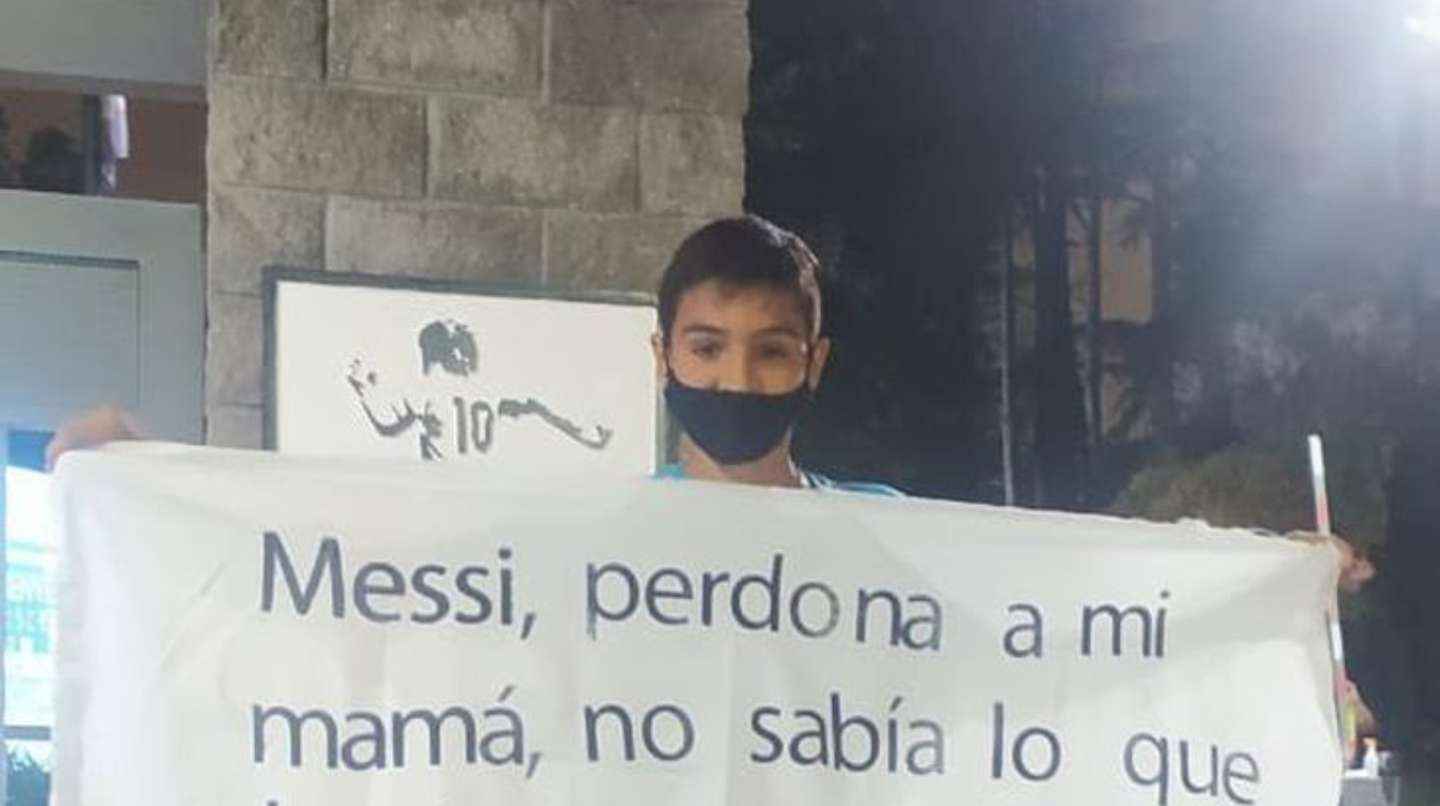 “Messi, perdoná a mi mamá”: la curiosa bandera con la que un nene fue al predio de Ezeiza