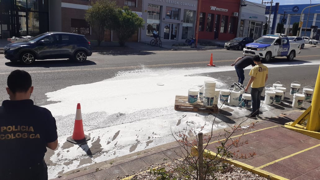 La calle…una pinturita: volcó un zamping cargado con latas de pintura