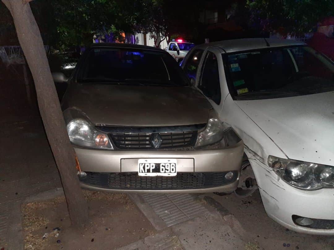 Borracho, chocó contra dos autos estacionados