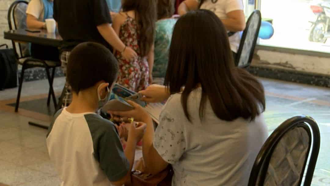 Miles de niños recibieron su primera vacuna contra el coronavirus acompañados por sus padres