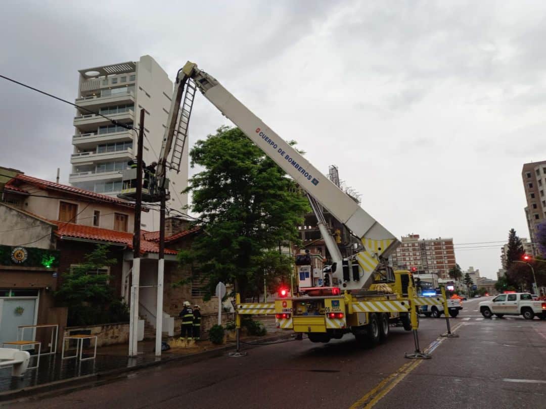 Se incendió el fogón de una vivienda y tuvieron que usar el hidroelevador de los bomberos