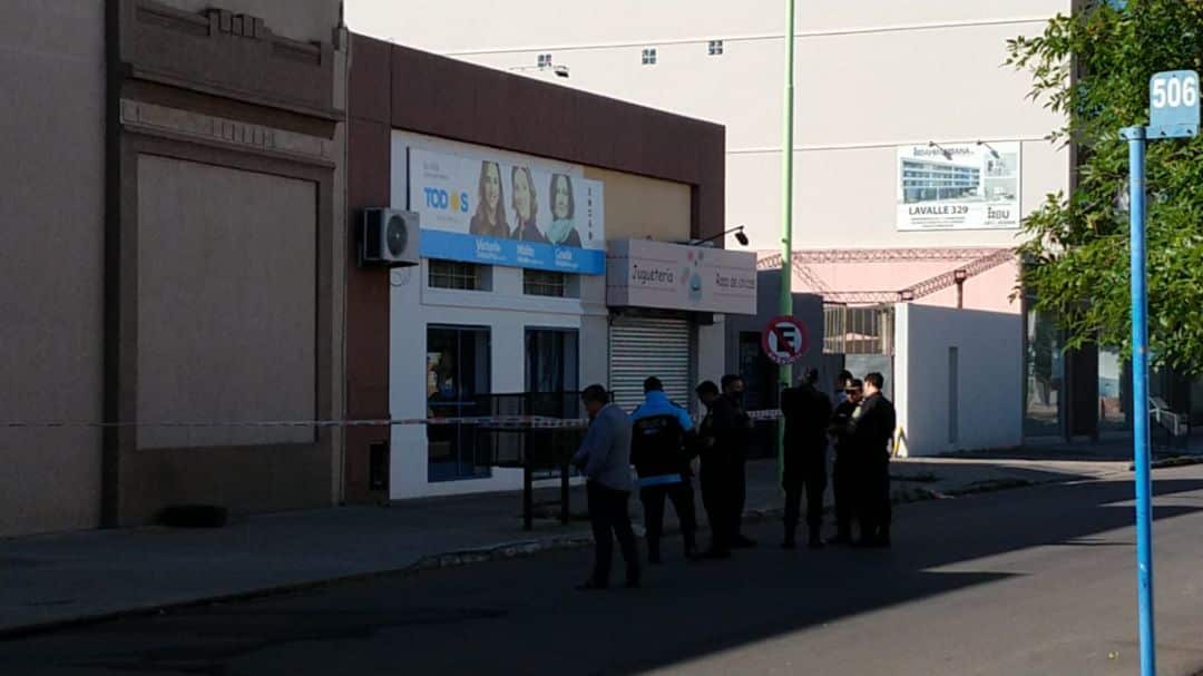 Dejaron un paquete sospechoso en el local del Frente de Todos y personal de explosivos lo detonó