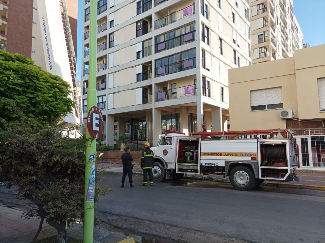 Se incendió un departamento y un joven debió ser trasladado en ambulancia