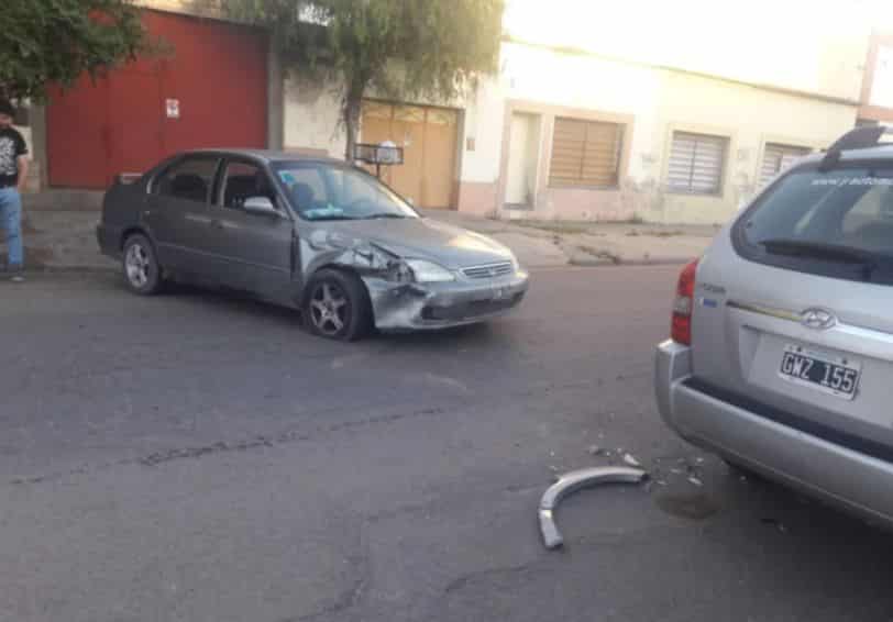 Iba alcoholizado y chocó dos autos estacionados en Paraná al 1.400