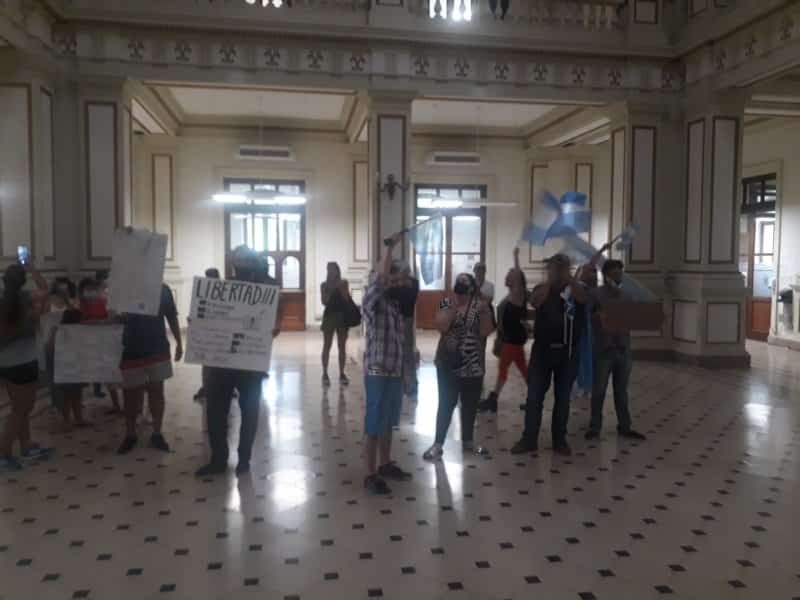 Manifestantes anti pase sanitario irrumpieron en el Palacio Municipal de Tres Arroyos