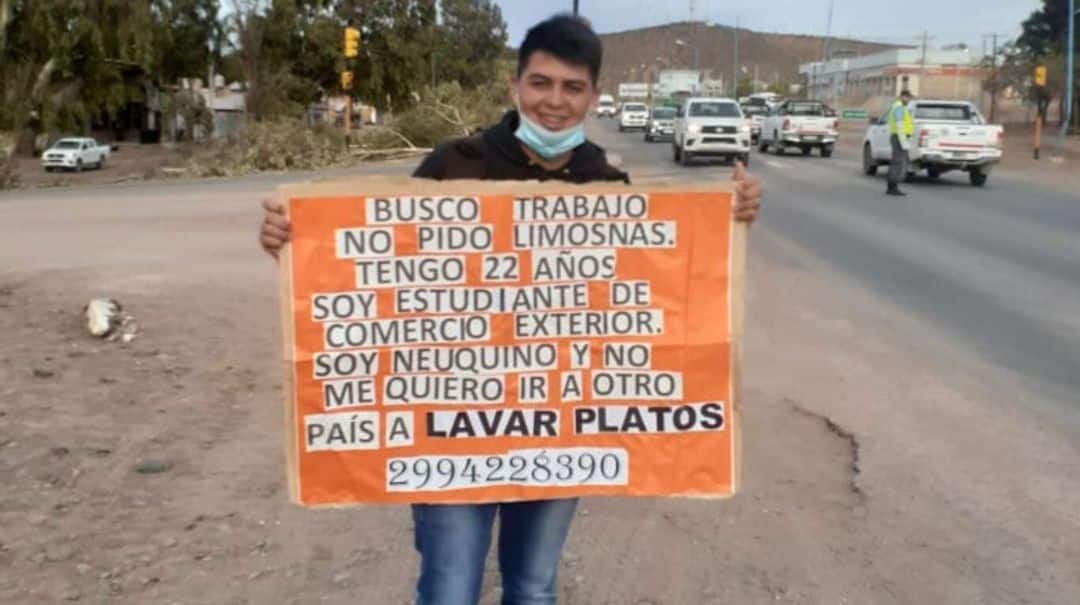 Tiene 22 años y se paró 12 horas en una ruta con un cartel para conseguir trabajo: “No me quiero ir a otro país a lavar platos”