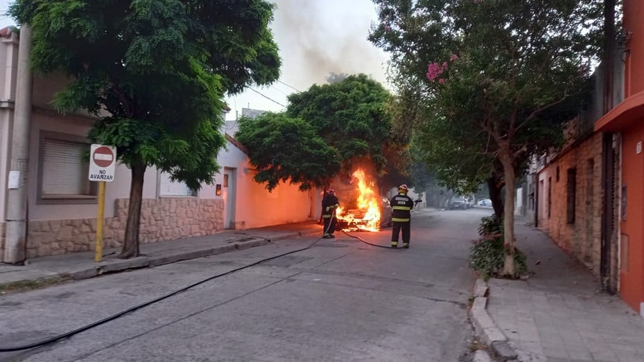 Barrio Pacífico: un auto quedó destruido por las llamas