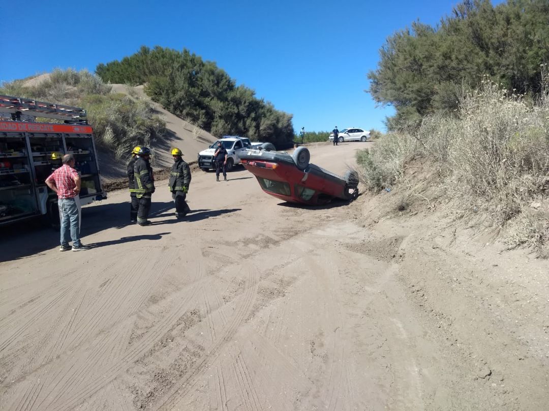 Monte Hermoso: volcó un auto camino a Sauce Grande