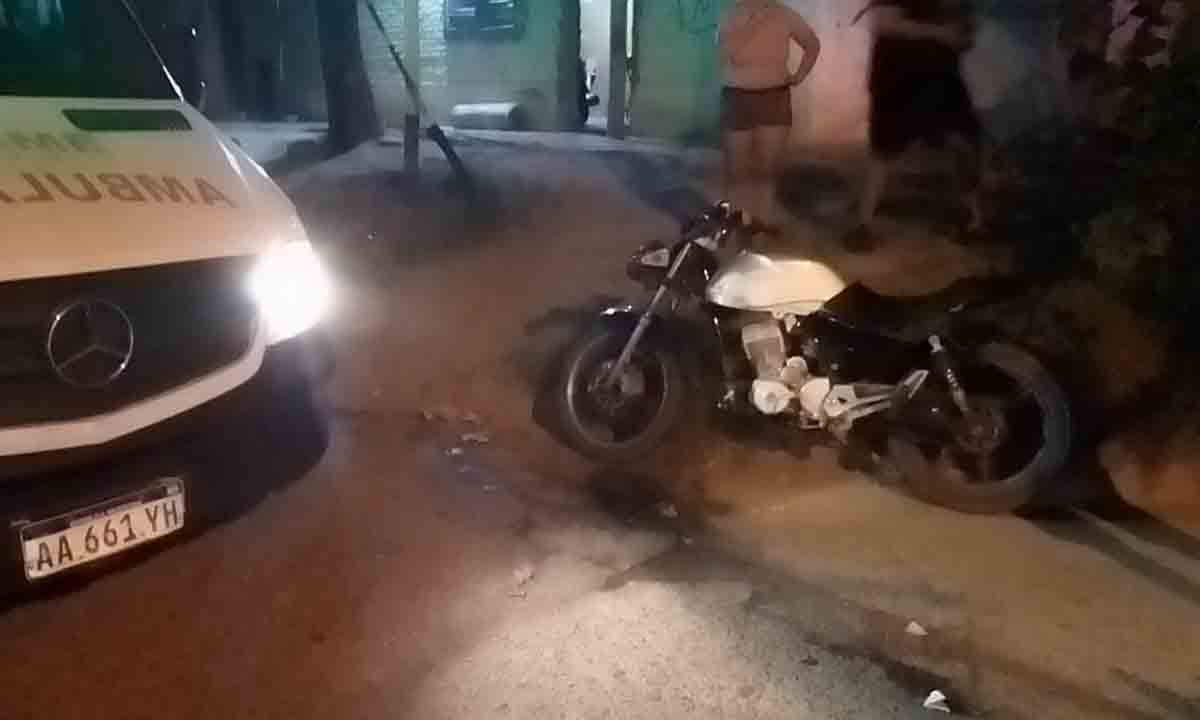 Chocó a dos personas que iban en moto y escapó