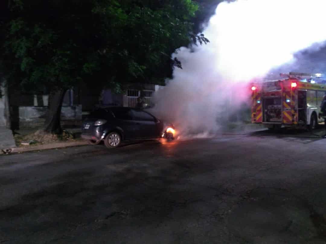 Buscan al dueño de un auto que se prendió fuego en barrio Noroeste