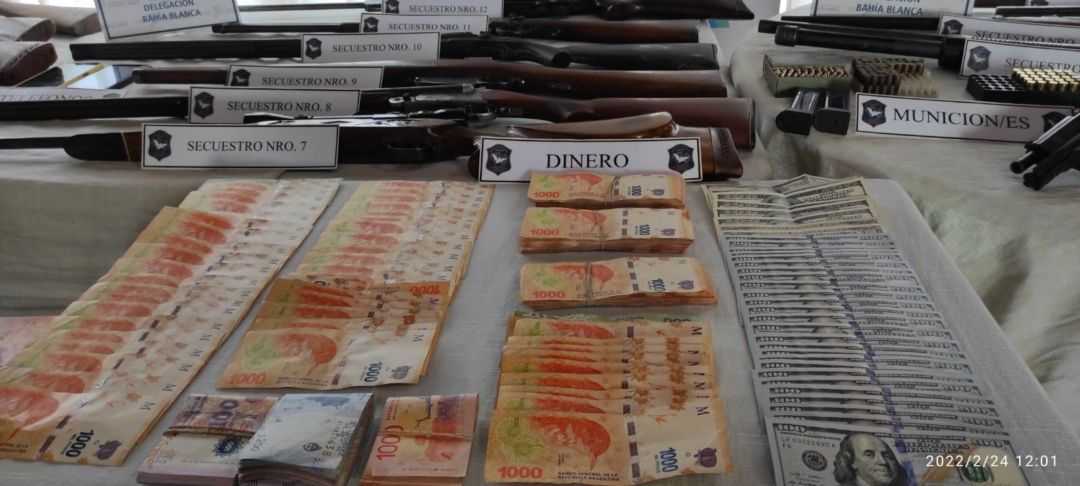 Un hombre detenido tras encontrar en su vivienda un arsenal y dinero