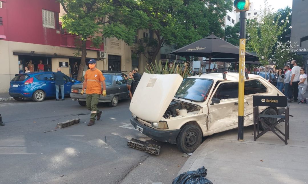 Tras un fuerte choque, un auto impactó contra la plataforma urbana de un bar