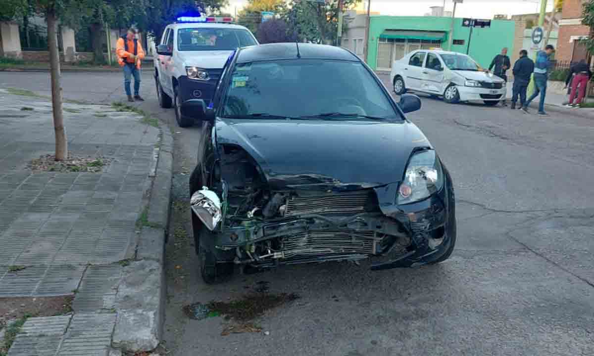 Alcoholizado chocó contra un taxi