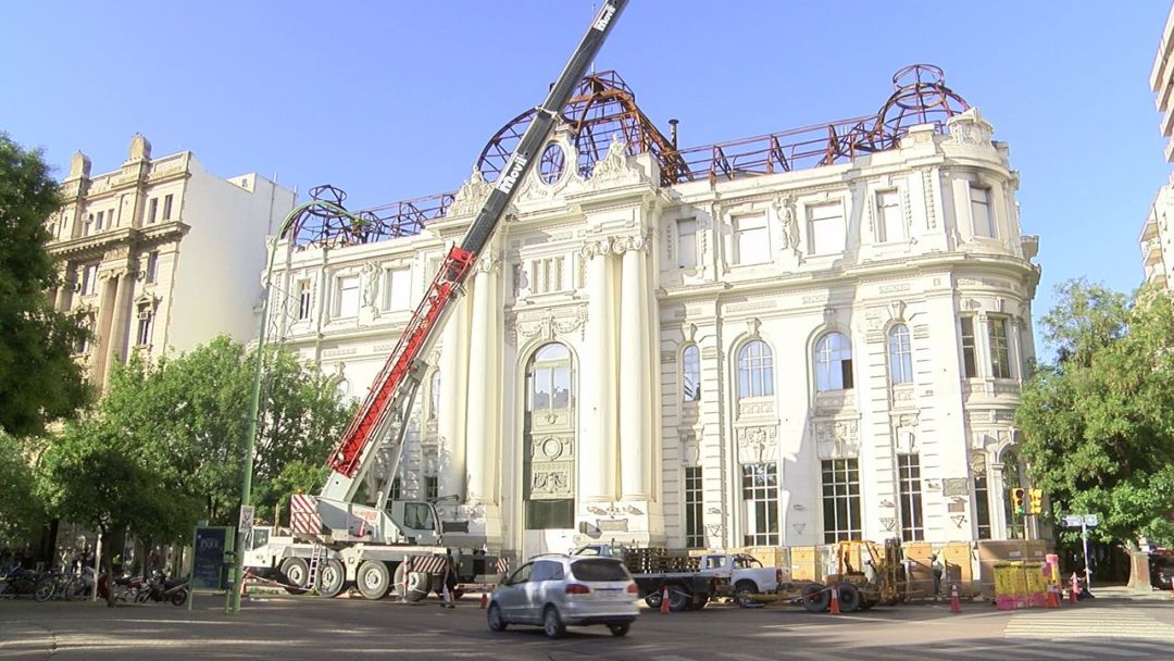 Operativo en el Banco Nación para trasladar equipamientos