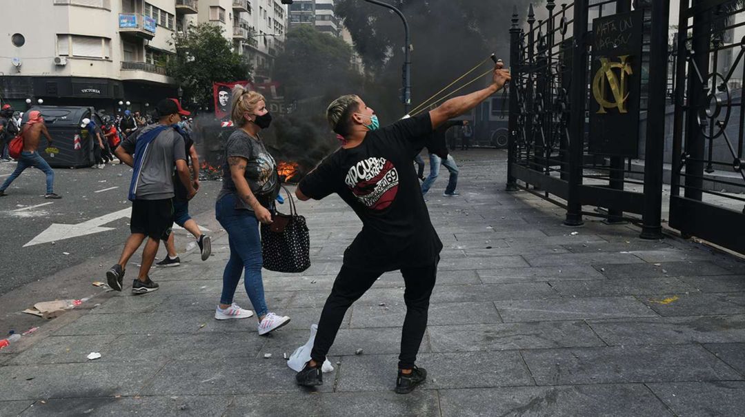 Cristina Kirchner pudo esquivar las piedras pero no los vidrios y Máximo la ayudó a evacuar