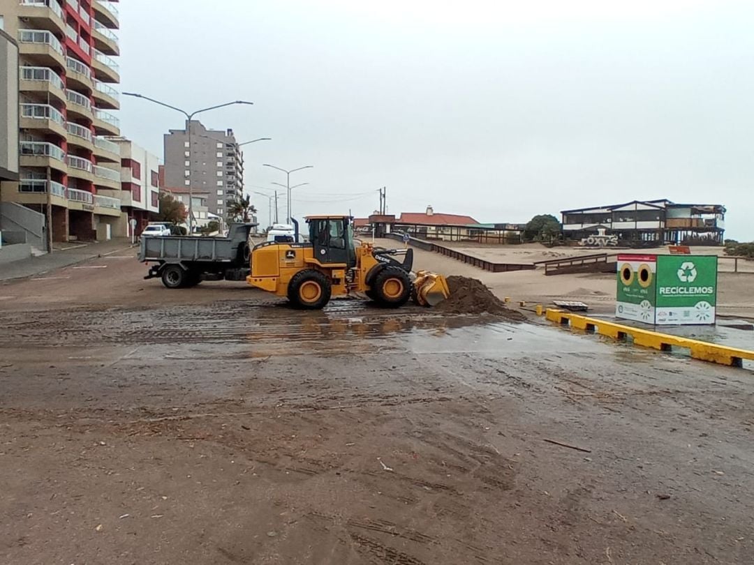 Monte Hermoso: comenzaron las tareas de limpieza en la vía pública tras el temporal